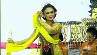 kedatangan sinden ini membuat pagelaran wargo Laras auto heboh, gayeng pol