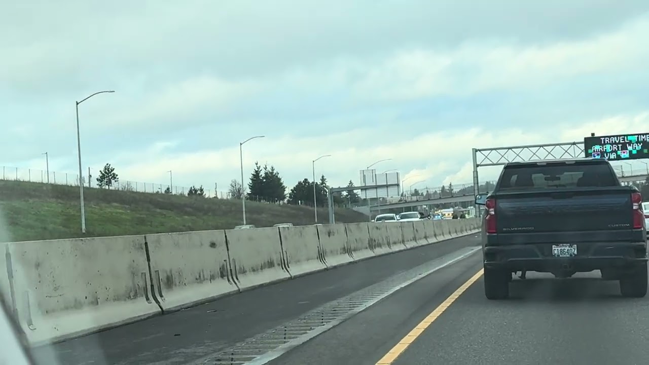🚨 Dramatic rollover crash on I-205 Portland. Car flips on busy freeway - caught on camera. 