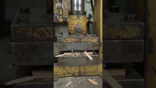 kya hoga jab nails aur spring ko hydralic press ke niche rakha jaye🤯. #hydraulic press #satisfying
