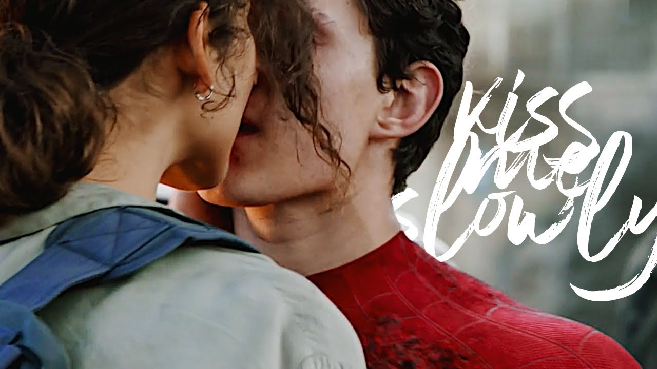 Kiss me slowed. Spider man far from Home MJ and Peter Kiss. Peter Parker and MJ Kiss. MJ Kiss 2002. Piter & MJ Kiss Scene.