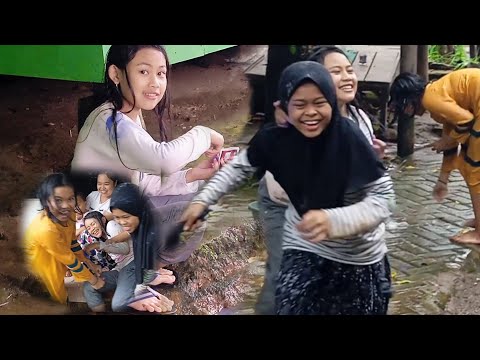 Suasana hujan dikampung | asik main air hujan | gadis desa huhujanan