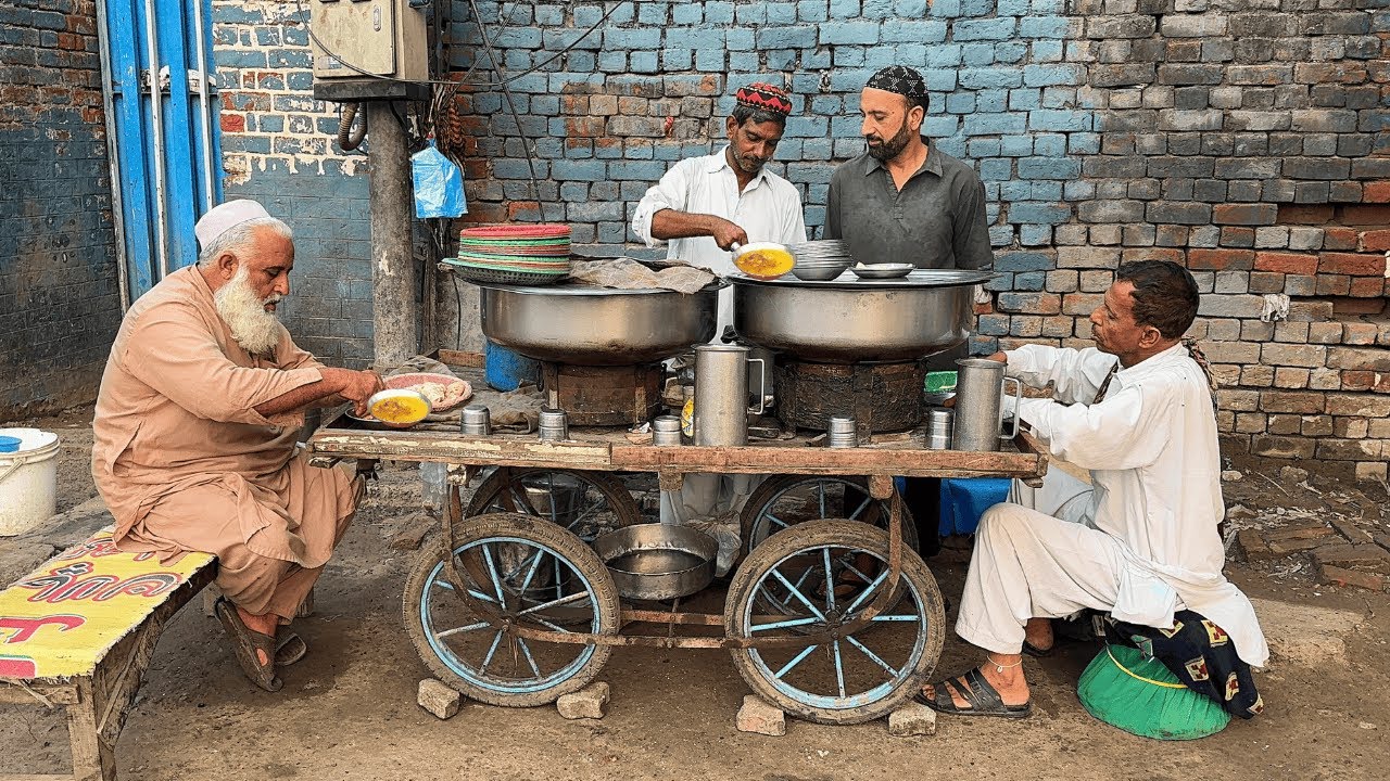 🇵🇰 HEARTWARMING Desi BREAKFAST on a Pushcart! Baba Latif’s Channay Wins Every HEART