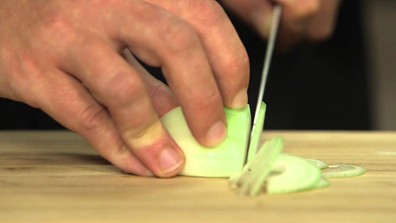 Ciseler et émincer un oignon - Trucs et Astuces culinaires - Auchan ...
