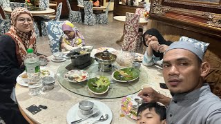 Malam tadi bawa anak2 makan tomyam sempena ulang tahun perkahwinan gaban yg ke 14 tahun😁