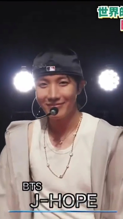 Hobi's red carpet entrance in The Music Day #bts #jhope #jhope_killinitgirl #THEMUSICDAY #TMD2025