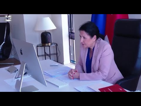 სალომე ზურაბიშვილი „ოცნების“ მიერ დამტკიცებულ კანონზე ხელის მოწერას  ჯერ ისევ არ ჩქარობს