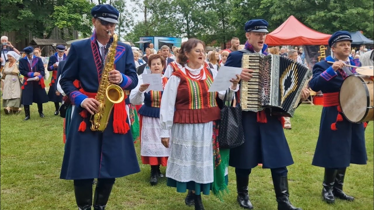 8 06 2025 Korowód prowadzony przez Kapelę Stąporkowską zmierzający pod scenę!