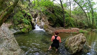 Sola en busca de Senderistas Sin Sombra. Me baño en el Charco Malo.