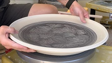 455. Throwing/Trimming/Sgraffito a 12-Lb 18” Large Platter with Hsin-Chuen Lin 林新春 大盤拉坯雕紋示範
