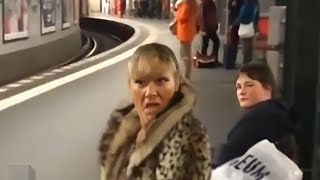 Frau Rastet In U-Bahn Aus Goblin 2 Reupload