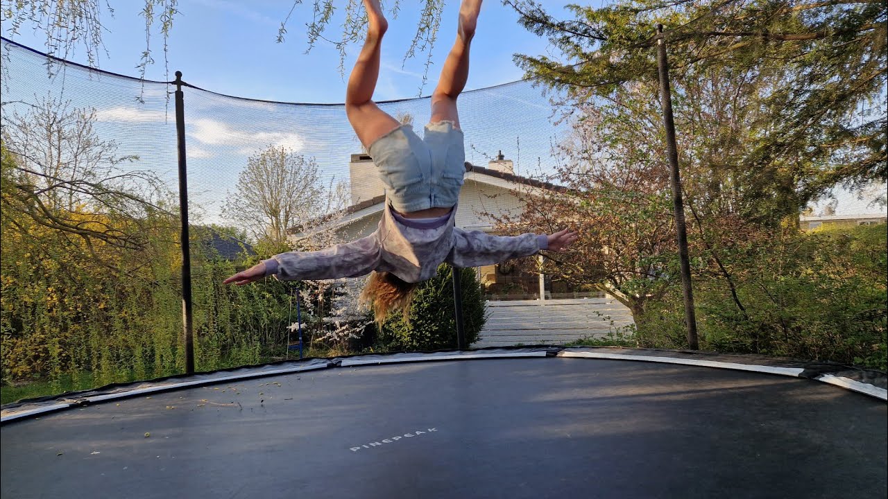FIA LAVER SPRING PÅ TRAMPOLINEN🤸‍♀️FLUFFY & GRENEN🐩😳