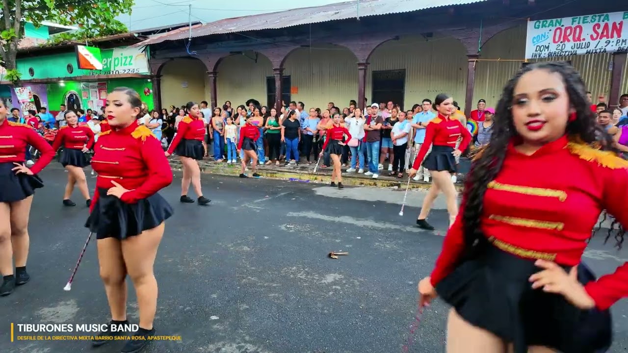 Tiburones Music Band – Ritmo y pasión en el desfile del Barrio Santa Rosa, Apastepeque. 