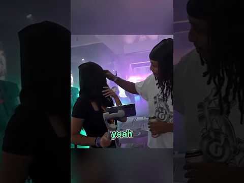 إيميلي تفاجئ العميل بزيها