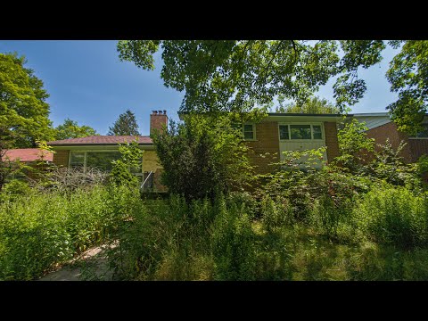 Exploring An ABANDONED Neighborhood Of Retro Homes Completely Overrun By Squatters