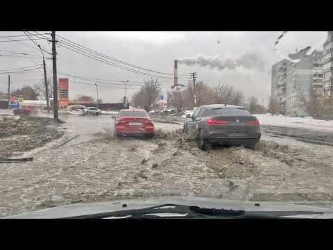 Экстремальная погода в Самаре: проливной дождь и интенсивное таяние снега превратили дороги в реки.