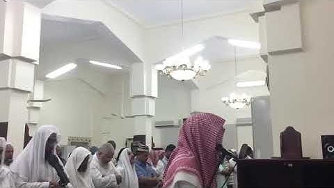 من يعرف اسم هذا القارئ  جزاكم الله خيرا؟؟ صوت شجي كأنه أوتي مزمار من مزامير آل داوود