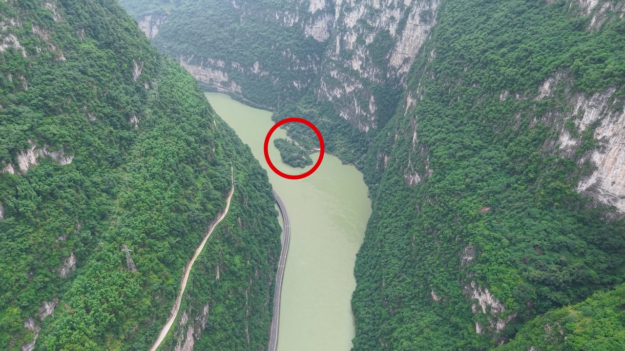 На реке Даду в Сычуани семья фактически живет на острове