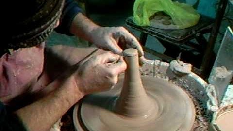 SIMON LEACH - Construction of a small raku kiln -pt 1