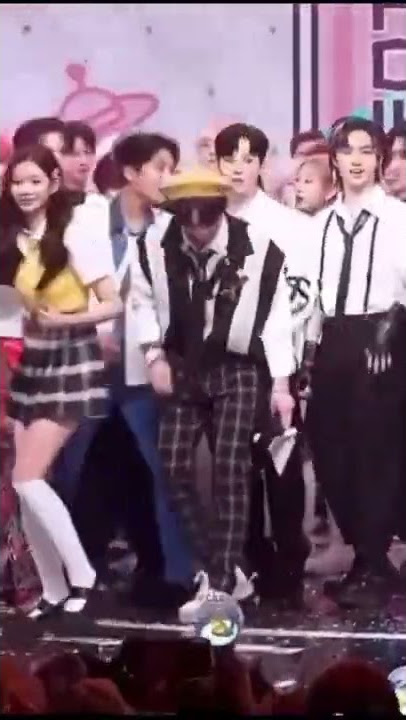 What’s happening here 😂 #leeknow #minju #jungwoo #nct #straykids