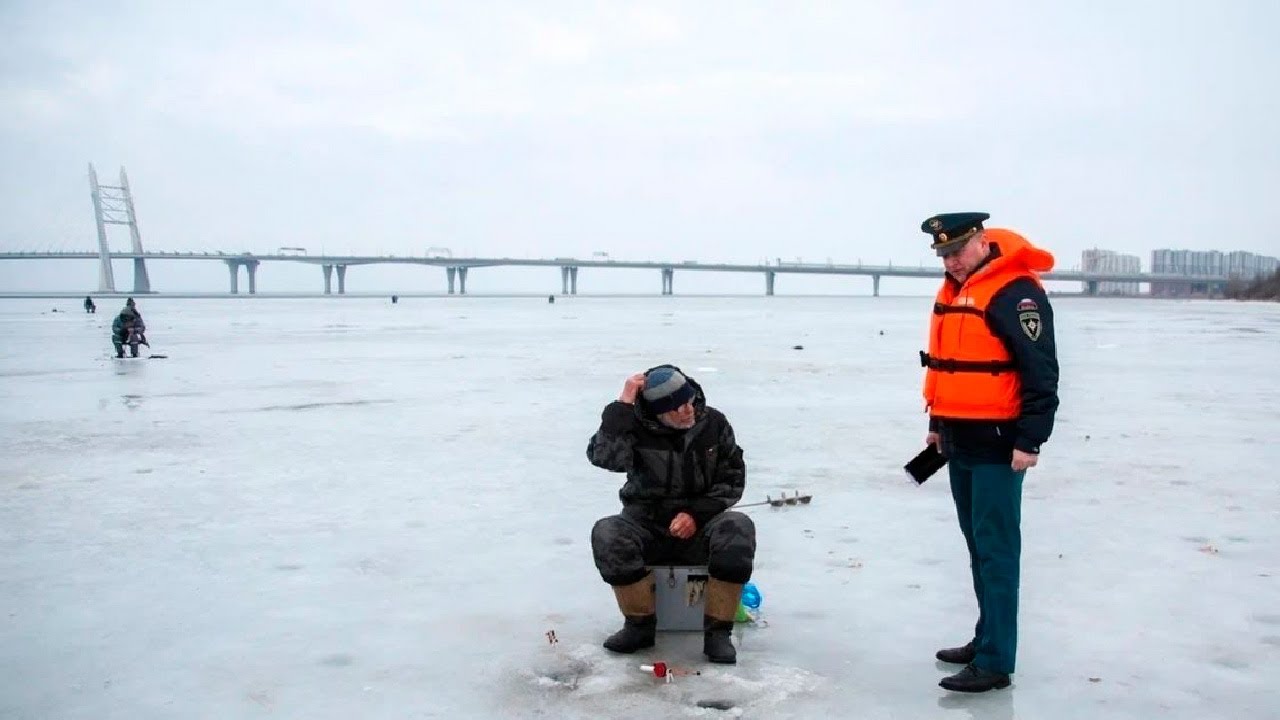 Жителям Санкт-Петербурга запретили выходить на лед водоемов из-за критической опасности