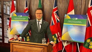 Commissaire aux services en français de l’Ontario : Rapport annuel 2024-2025
Dans son Rapport annuel 2024-2025 publié le 4 décembre 2025, le Commissaire aux services en français, Carl Bouchard, souligne les résultats obtenus par l’Unité des services en français du Bureau de l’Ombudsman, en faveur du respect des droits linguistiques en Ontario.
Parmi les réalisations dans le rapport figure le Code de prévention des incendies de lOntario, qui est désormais disponible en français pour la première fois depuis sa création en 1981, et qui entrera en vigueur en janvier 2026.
Le rapport du Commissaire couvre les 315 cas (plaintes et demandes de renseignements) reçus par lUnité des services en français entre le 1er octobre 2024 et le 30 septembre 2025. Les cas couvrent la prestation de services en français dans un large éventail de domaines, y compris les services juridiques, les sites Web gouvernementaux, les panneaux de signalisation routière et les garderies.
https://www.ombudsman.on.ca/fr/notre-travail/rapports-annuels/rapport-annuel-2024-2025-du-commissaire-aux-services-en-francais-de-lontario
NOTE : L’audio de la vidéo est en français seulement, avec des sous-titres disponibles en français. Commissaire aux services en français de l’Ontario : Rapport annuel 2024-2025