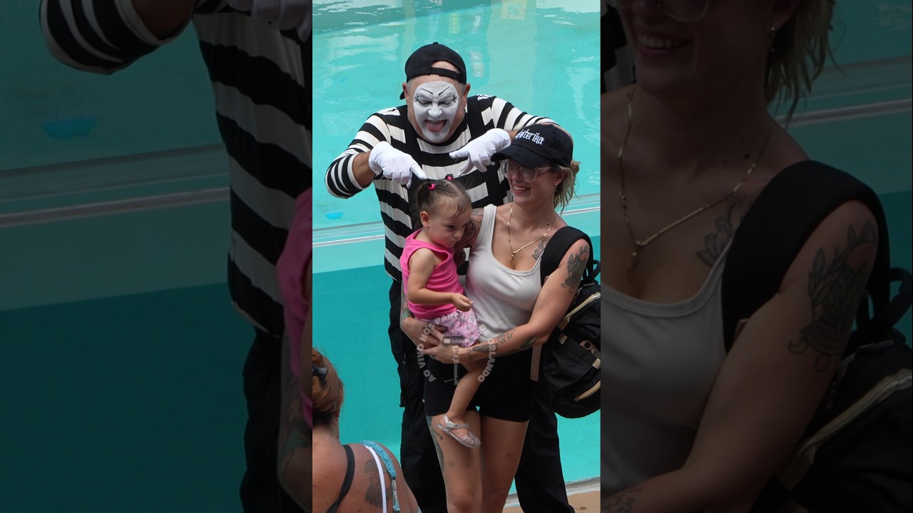 Tom o mímico tentando fazer a menina olhar para frente 😂🤣 #tomthemime #seaworldmime #seaworldorlando