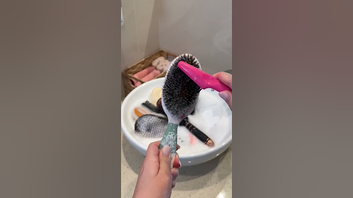 cleaning my hair brushes 🫧🎀 #cleaningmotivation #cleaning #cleanwithme #hairbrush