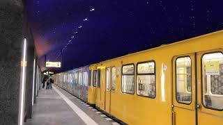 ベルリン地下鉄5号線博物館島(Museumsinsel)駅を発車する列車
