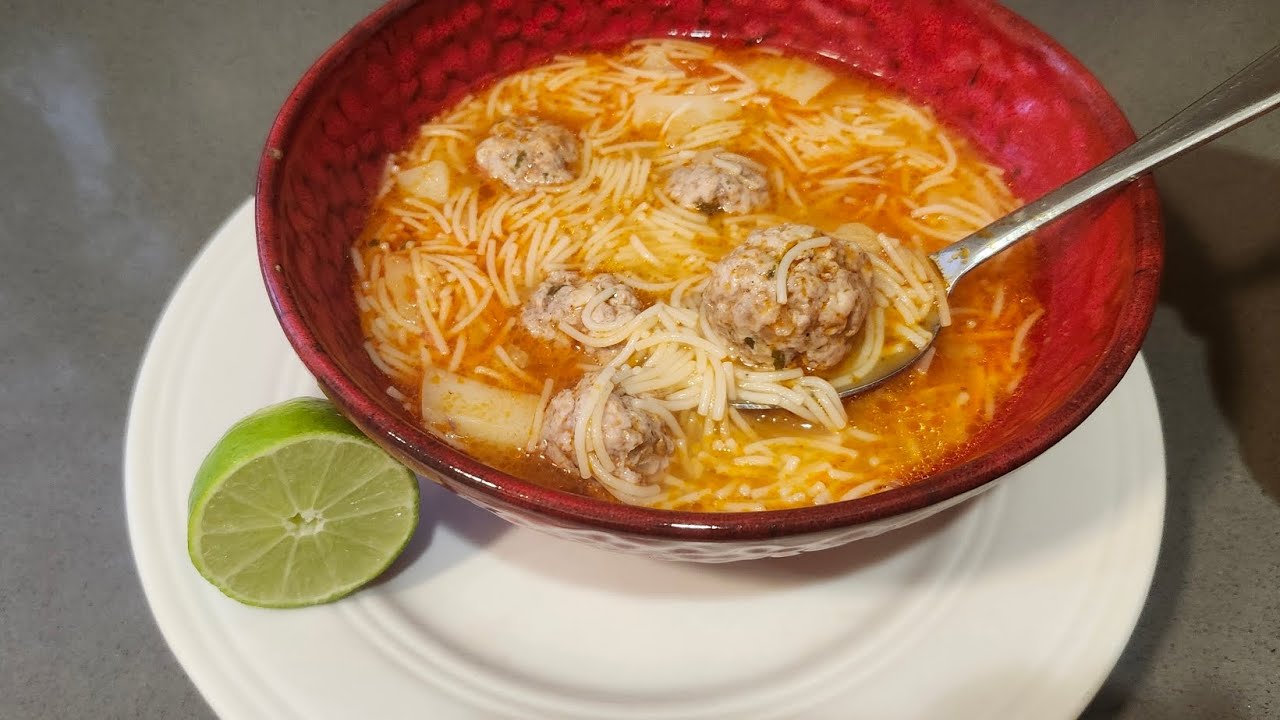 sopa de fideo con albóndigas 🐷