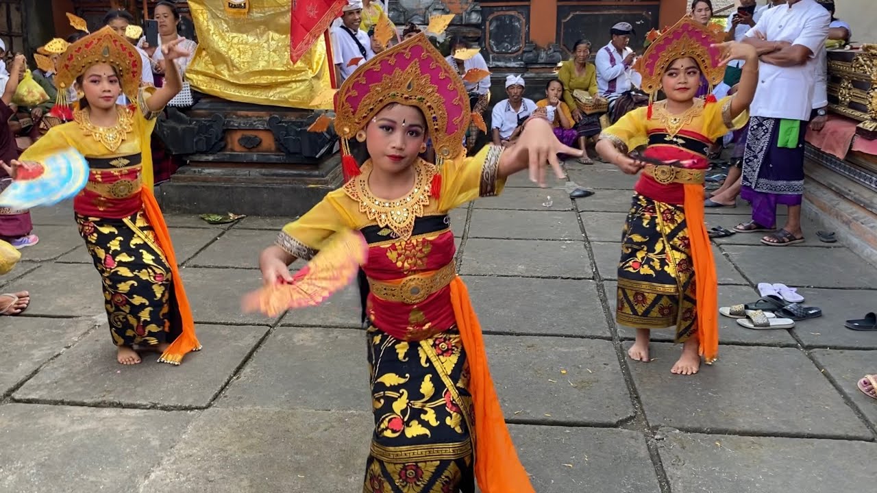 NITA PENTAS NARI DI PURA, LESTARIKAN BUDAYA BALI (KEMBANG GIRANG)