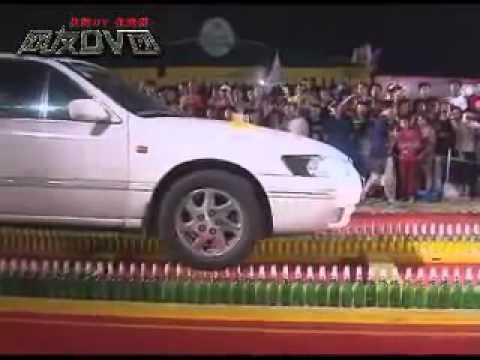 ბოთლებზე მანქანით გაიარა