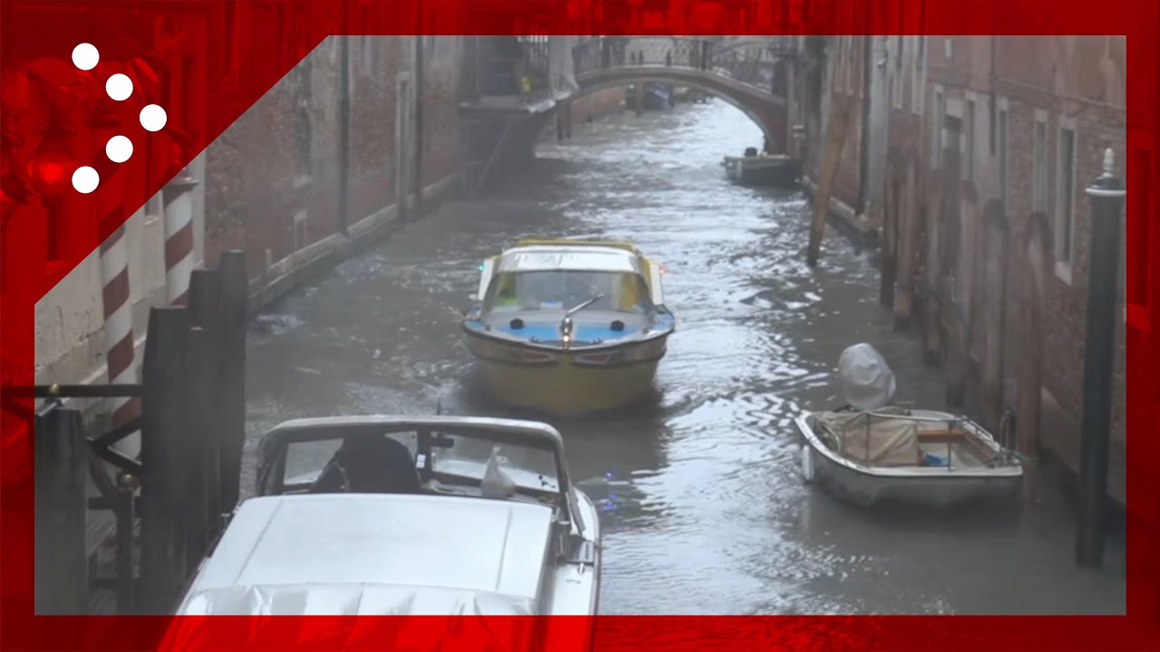 Venezia, idroambulanza si scontra con barca ormeggiata, forti raffiche di vento in laguna