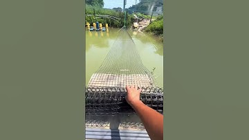 Ở nước bạn, khi nuôi tôm càng xanh trên ao đất họ thường tả những tấm lưới như thế này xuống ao,