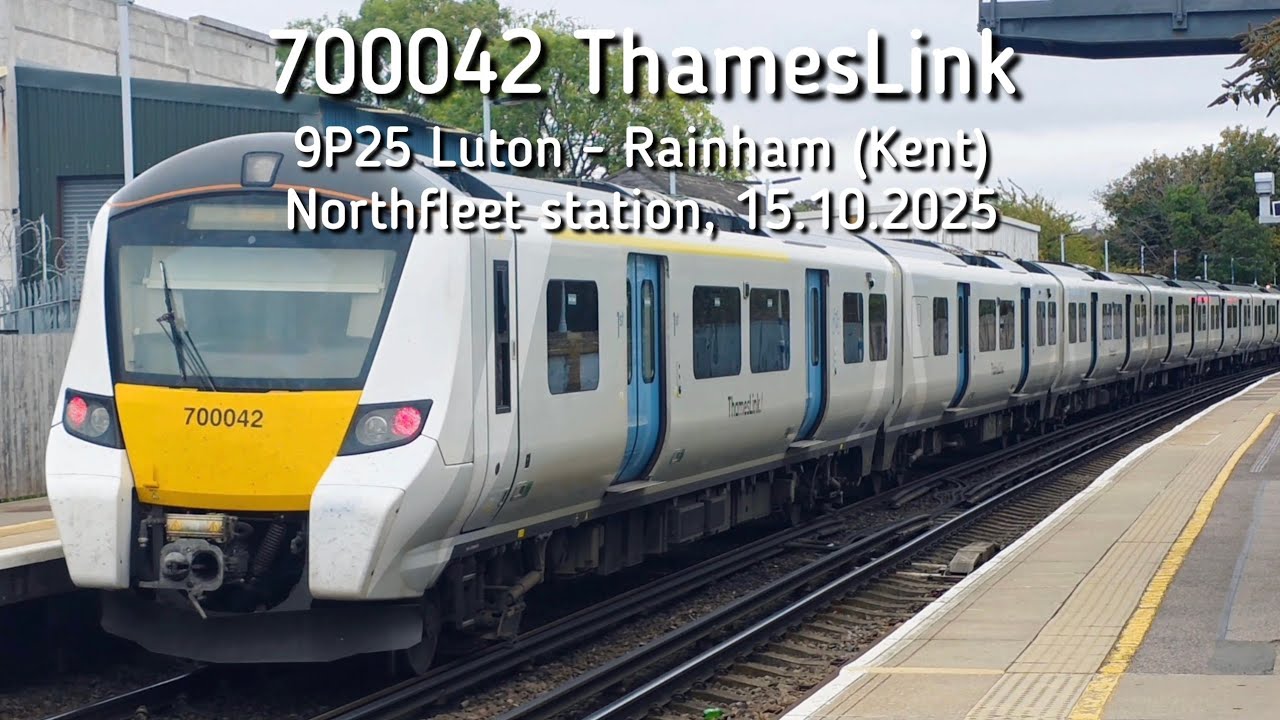 700042 ThamesLink, 9P25 Luton - Rainham (Kent), Northfleet station, 15.10.2025