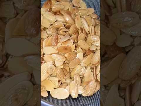تحميص اللوز تحضيرات للشهر الفضيل