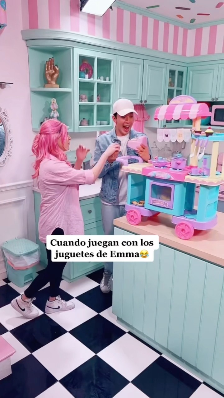 BRYAN JUEGA CON LOS JUGUETES DE EMMA? | MIS PASTELITOS