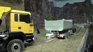 RC CONSTRUCTION SITE, OH NO THIS GREEN TRUCK STUCK IN THE ERTH