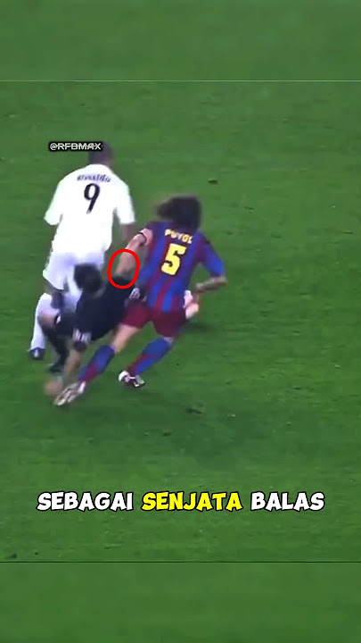 When the referee misses the target 😬 !
