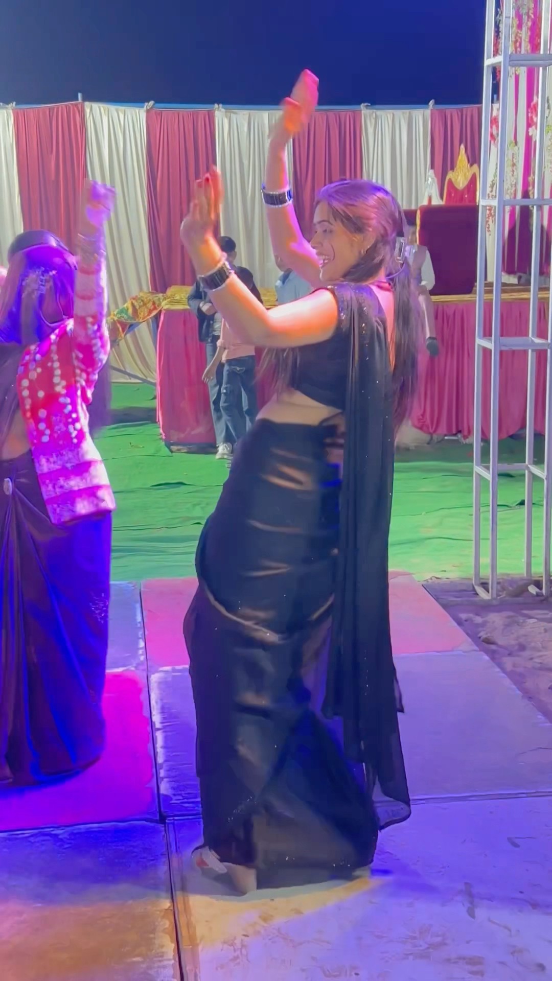 नाच नाच ग़दर मचाऊँगी #meenu #trending #shortsdance #shorts #ytshorts