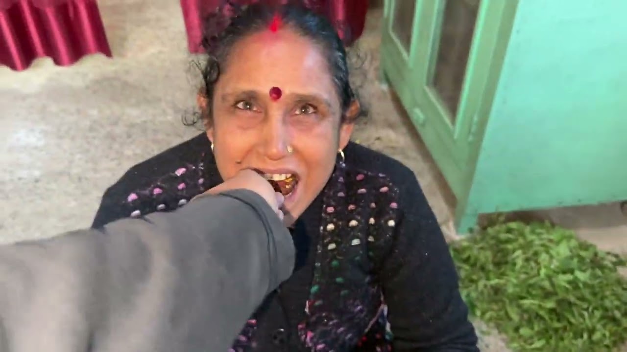 आज मम्मी ने मेरे हाथ का पनीर चिल्ली चखा… रिएक्शन देखो ❤️”