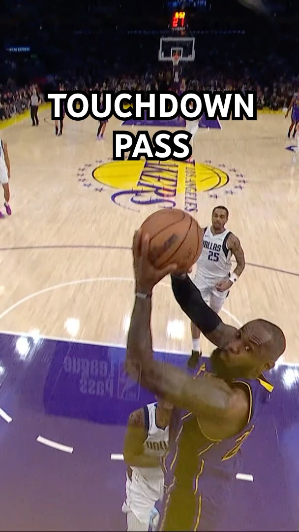 Reaves 3/4-court Alley-Oop pass to LeBron!