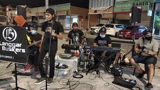 Video thumbnail of "Menarik sangat duet ni... Kerana- Alleycats Ady Feat Langgar Buskers"