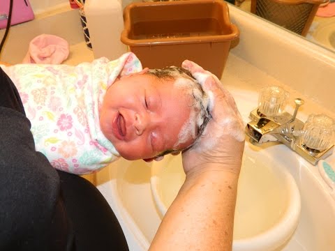 Video: Cómo Bañar A Un Recién Nacido En Una Tina Grande