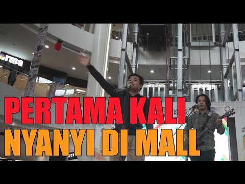 RESPON WARGA GRESIK KETIKA NYANYI DI MALL