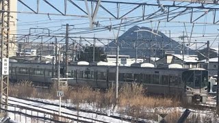 上品な佇まい？雪を駆けていく普通電車225系6両+223系4両（10両編成） 20230126