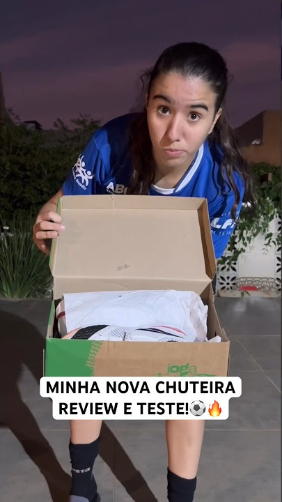 VIDEO] Menino rejeitado por 'não saber jogar bola' ganha chuteira