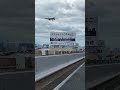 走っていると 飛行機がキターーー‼️ ANABoeing767-381 羽田⇨伊丹へ #shorts #飛行機