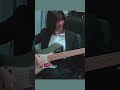 就活中にベースを弾く人