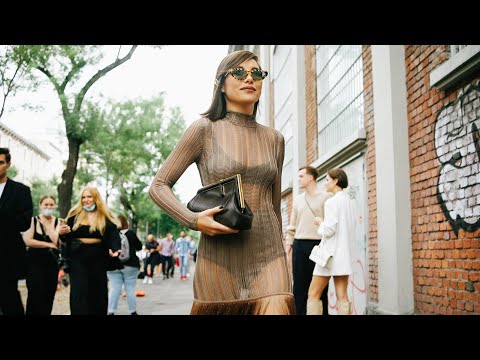 Video: Gigi Hadid, Alexa Chung Thiab Chloe Sevigny Hauv Daring Micro Luv Ntawm Prada Tog