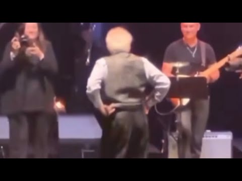 مارتیک در کنسرت ملبورن با رقص و قر کمرش غوغا کرد